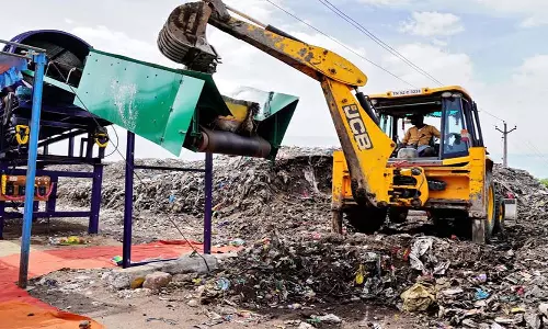 ஆறுமுகநேரி  குப்பை கிடங்கில் தீ- குடியிருப்பு பகுதியை புகை சூழ்ந்ததால் பொதுமக்கள் மறியல்