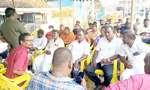 நிலஅளவை அலுவலர்கள் சங்கத்தினர் போராட்டம்