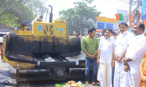 நெல்லையில் ரூ.1 கோடியில் புதிய தார்ச்சாலை அமைக்கும் பணி- எம்.எல்.ஏ.க்கள் அப்துல்வகாப், நயினார்நாகேந்திரன் இணைந்து தொடங்கி வைத்தனர்