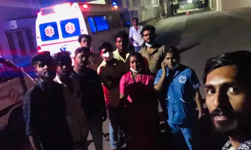 மேட்டுப்பாளையம் சாலையை துரிதமாக கடந்து குழந்தையை காப்பாற்றிய ஆம்புலன்ஸ் டிரைவர்கள்