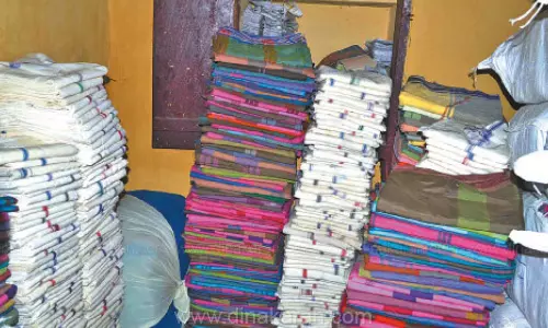 திருவண்ணாமலை தாலுகா ஆபீஸ் குடோனில் இருந்த 11 மூட்டை, இலவச வேஷ்டி, சேலை கடத்தல்