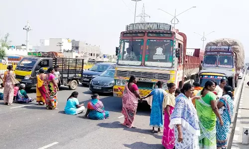 செல்போன் டவர் அமைக்க எதிர்ப்பு தெரிவித்து 6 வழிச் சாலையில் மறியல்