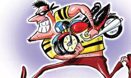 பெங்களூரில் திருடிய பைக் ஜி.பி. எஸ். கருவி மூலம் ஆம்பூரில் மீட்பு