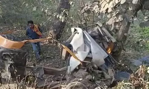 ஆட்டோ மீது லாரி மோதி விபத்து- 7 பள்ளி குழந்தைகள் பலி