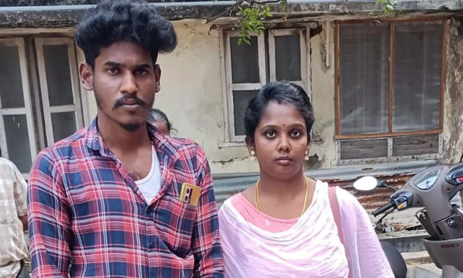 ஒட்டன்சத்திரம் போலீஸ் நிலையத்தில் பாதுகாப்பு கேட்டு காதல் ஜோடி தஞ்சம் ஒட்டன்சத்திரம் போலீஸ் நிலையத்தில் பாதுகாப்பு கேட்டு காதல் ஜோடி தஞ்சம்