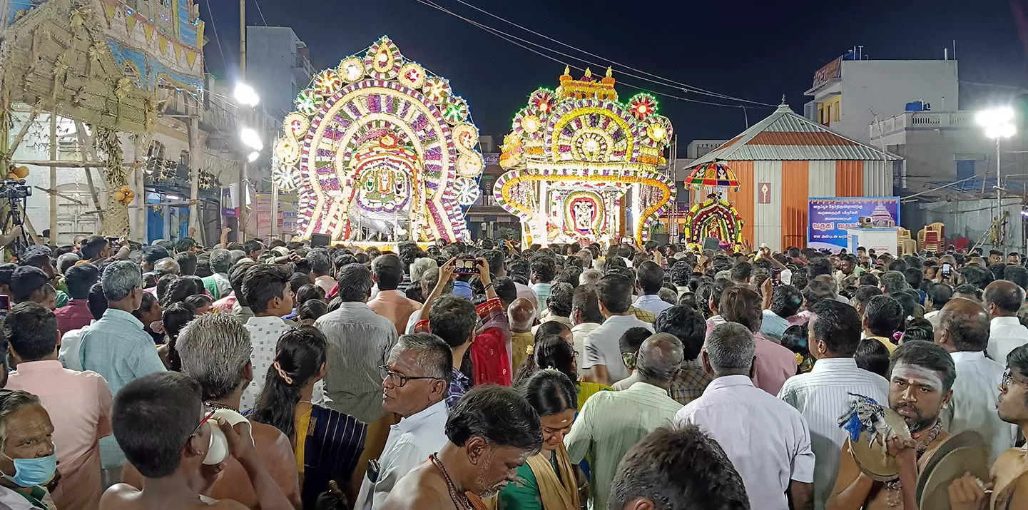 வெள்ளிமயில் வாகனத்தில் சுவாமி வீதி உலா வெள்ளிமயில் வாகனத்தில் சுவாமி வீதி உலா