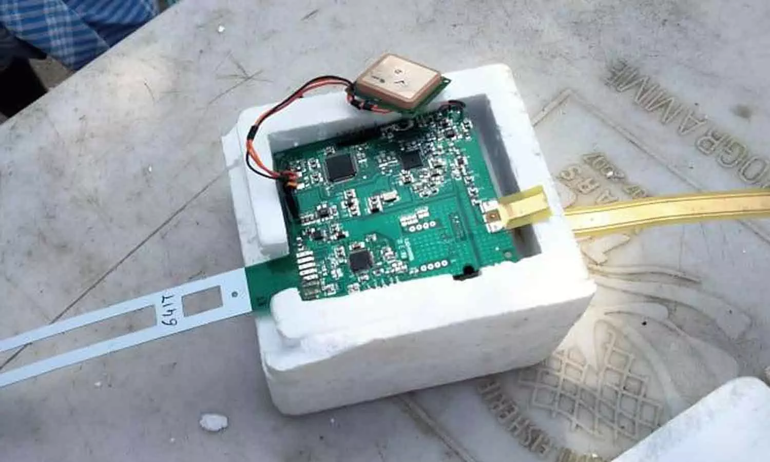 பழவேற்காடு மீனவர்கள் வலையில் சிக்கிய மர்ம பொருள்