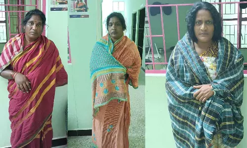 ஒட்டன்சத்திரத்தில் தம்பதியிடம் நகை திருடிய 3 பெண்கள் கைது