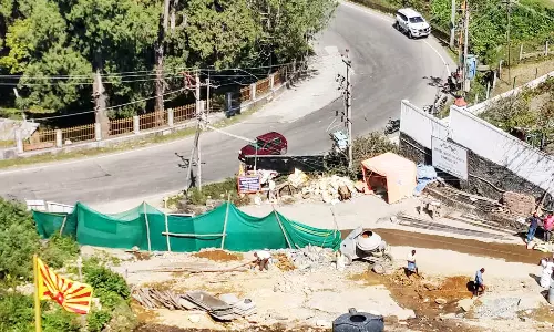 கொடைக்கானல் மலைச்சாலையில்  பறந்து வந்த கற்களால் சுற்றுலா பயணிகள் பீதி