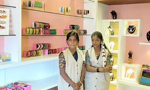 நகை கடை போல் ஜொலிக்கிறது: நரிக்குறவர்களின் கடையில் வளையல்-செயின் விற்பனை அமோகம்