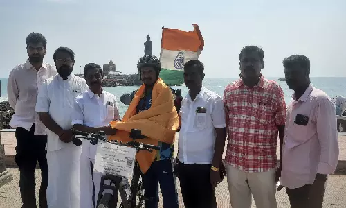 இந்தியா முழுவதும் சைக்கிள் பயணம் செல்லும் பட்டதாரி வாலிபர் கன்னியாகுமரி வந்தார்