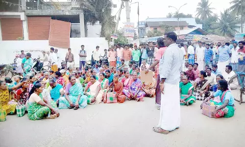 கூலி தொழிலாளர்கள் சாலை மறியல்