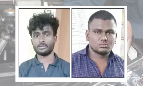 கயத்தாறு வட்டார பகுதியில்  வாகனங்களில் பேட்டரி திருடிய 2 வாலிபர்கள் கைது