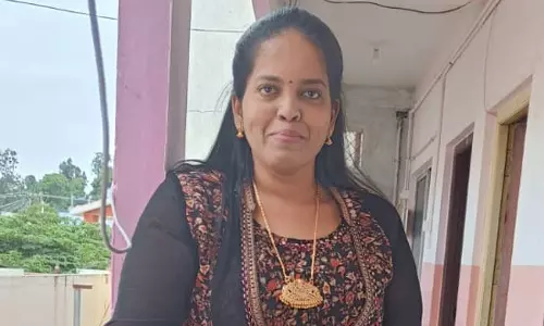 வருமான வரித்துறை அதிகாரியாக நடித்து லட்சக்கணக்கில் பணம் சுருட்டிய பெண்- விடுதியில் தங்கியிருந்து மோசடி