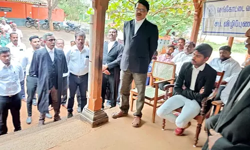 செங்கோட்டை நீதிமன்றத்தில் வாகன ஓட்டிகளுக்கான சட்ட விழிப்புணா்வு முகாம்