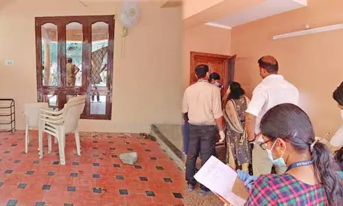 திருவனந்தபுரத்தில் மத்திய மந்திரி முரளீதரன் வீடு மீது தாக்குதல்- படிக்கட்டில் ரத்த கறைகள் காணப்பட்டதால் பரபரப்பு