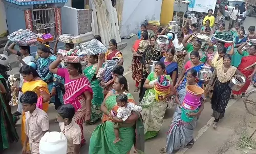 துவாக்குடி அருகே வடக்குமலையில் ஊராட்சி ஒன்றிய நடுநிலைப்பள்ளிக்கு பெற்றோர்கள் வழங்கிய கல்வி சீர்