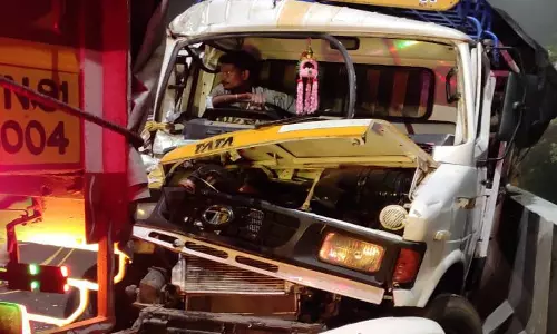 குழித்துறை அருகே லாரியின் பின்னால் மோதிய டெம்போ