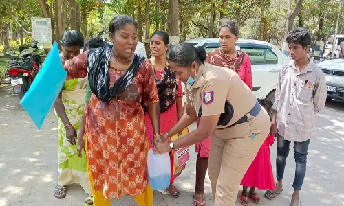 விழுப்புரம் கலெக்டர் அலுவலகத்தில்3 பெண் குழந்தைகளுடன் இளம்பெண் தீக்குளிக்க முயற்சி,