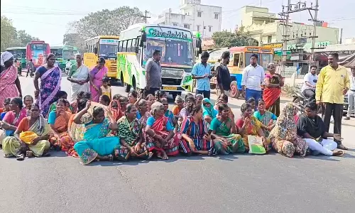 செல்போன் டவர் அமைக்க எதிர்ப்பு தெரிவித்து பொதுமக்கள் சாலை மறியல்