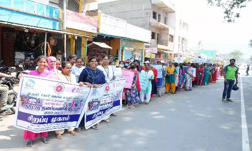 ஹெல்மெட் அவசியம் குறித்து கல்லூரி மாணவிகள் விழிப்புணர்வு ஊர்வலம்