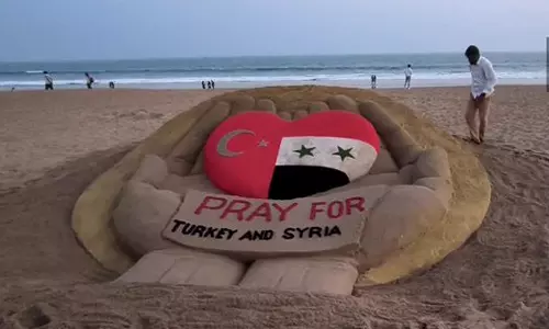 துருக்கி, சிரியா நிலநடுக்கம் - பலியானோருக்கு மணல் சிற்பத்தால் அஞ்சலி செலுத்திய சுதர்சன் பட்நாயக்