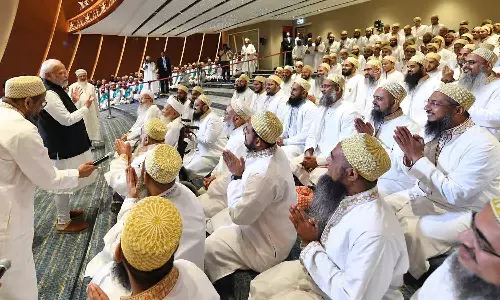 உங்கள் குடும்பத்தில் ஒருவராக வந்திருக்கிறேன் - மும்பையில் பிரதமர் மோடி நெகிழ்ச்சி