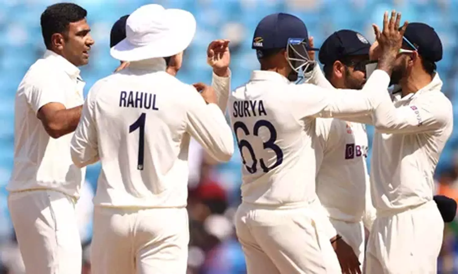 ஆஸ்திரேலியாவுக்கு எதிரான முதல் டெஸ்ட் போட்டி- இந்தியா 400 ரன்கள் குவித்து ஆல் அவுட் ஆஸ்திரேலியாவுக்கு எதிரான முதல் டெஸ்ட் போட்டி- இந்தியா 400 ரன்கள் குவித்து ஆல் அவுட்