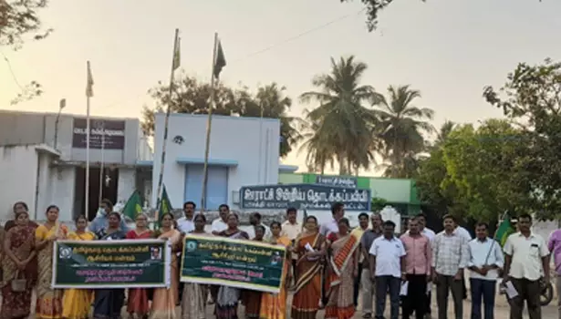 தொடக்கப்பள்ளி ஆசிரியர் மன்றத்தினர் ஆர்ப்பாட்டம்