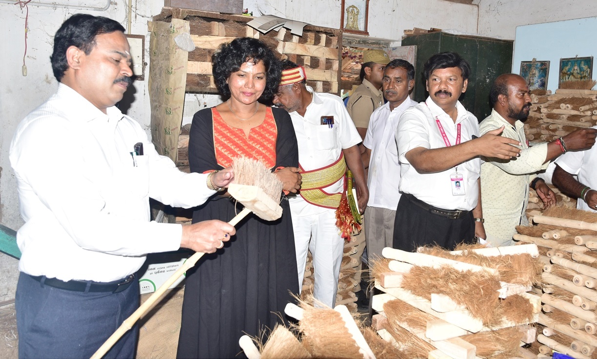 பனை வெல்லம் விற்பனை கூட்டுறவு மையத்தில் கதர் கிராம தொழில் வாரிய தலைமை அலுவலர் ஆய்வு பனை வெல்லம் விற்பனை கூட்டுறவு மையத்தில் கதர் கிராம தொழில் வாரிய தலைமை அலுவலர் ஆய்வு