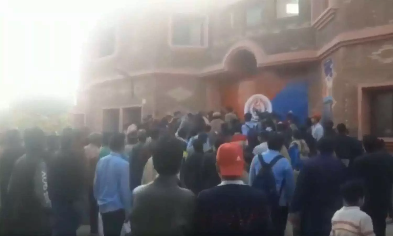 மத நிந்தனை புகார்... பாகிஸ்தானில் காவல் நிலையத்தை சூறையாடி கைதியை அடித்துக் கொன்ற கும்பல் மத நிந்தனை புகார்... பாகிஸ்தானில் காவல் நிலையத்தை சூறையாடி கைதியை அடித்துக் கொன்ற கும்பல்