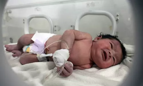 துருக்கி: இடிபாடுகளுக்கு நடுவில் பிறந்த குழந்தையை தத்தெடுக்க ஆயிரக்கணக்கான மக்கள் ஆர்வம்