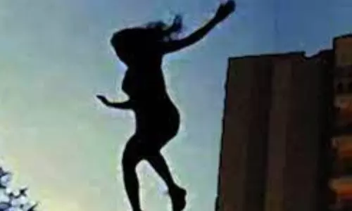 போனில் அடிக்கடி பேசியதால் மகளை மாடியில் இருந்து தள்ளிவிட்ட தந்தை