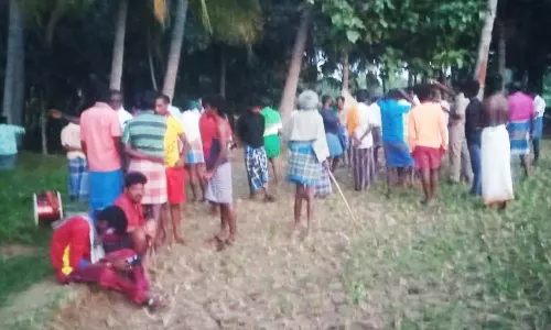 செந்துறை அருகே இறந்தவர் உடலை அடக்கம் செய்ய எதிர்ப்புகிராம மக்கள் போராட்டம்