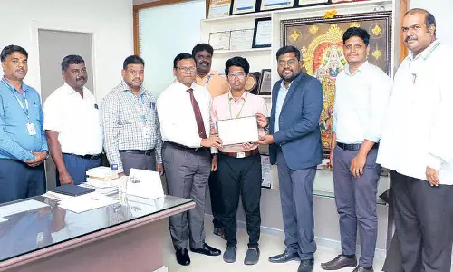 எம்.ஐ.டி. கல்லூரி மாணவருக்கு பாராட்டு