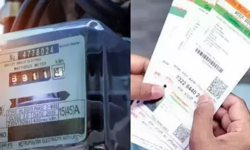 மின் இணைப்புடன் ஆதாரை இணைக்க வீடு வீடாக செல்லும் ஊழியர்கள்