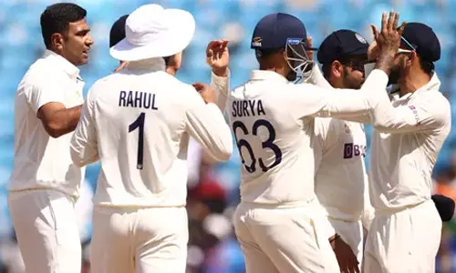 ஆஸ்திரேலியாவுக்கு எதிரான முதல் டெஸ்ட் போட்டி- இந்தியா 400 ரன்கள் குவித்து ஆல் அவுட்