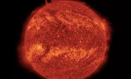 சூரியனின் மேற்பரப்பில் ஒரு பகுதி உடைந்தது- விஞ்ஞானிகள் தகவல்