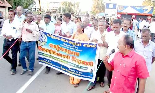 நாகையில், அரசு ஊழியர் சங்கத்தினர் பேரணி