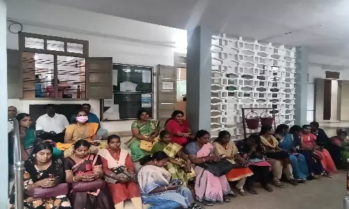 தக்கலை சப்-கலெக்டர் அலுவலகம் முன்பு கிராம நிர்வாக அலுவலர்கள் காத்திருப்பு போராட்டம்