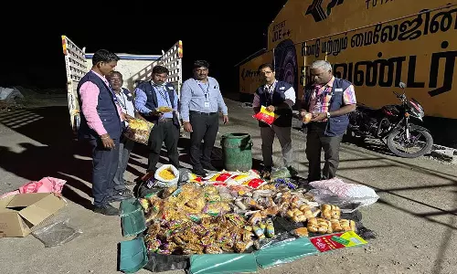 விக்கிரவாண்டி ஓட்டல்களில் அதிரடி சோதனைகாலாவதியான உணவு பொருட்கள் கொட்டி அழிப்பு