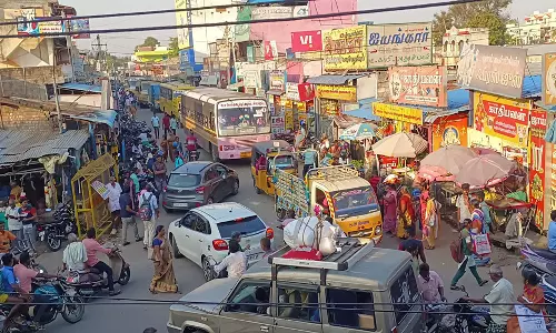 வாகன ஒட்டிகள் அவதி: போக்குவரத்து நெரிசலில் சிக்கி தவிக்கும் திட்டக்குடி நகரம் போலீசாரை நியமிக்க கோரிக்கை