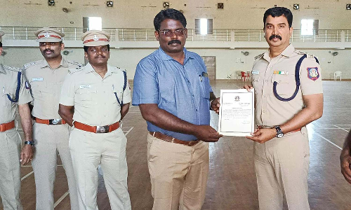 தூத்துக்குடி உடற் தகுதி தேர்வின் போது காவல்துறையினருக்கு உதவியவர்களுக்கு எஸ்.பி. பாராட்டு