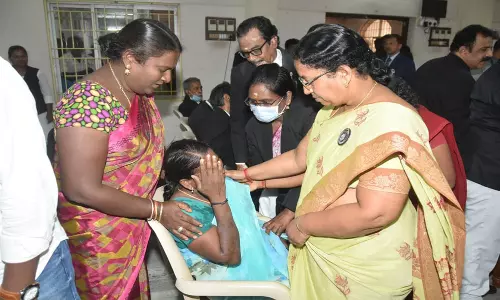 விழுப்புரத்தில் இன்று பரபரப்புமக்கள் நீதிமன்றத்தில் மயங்கி விழுந்த பெண்.