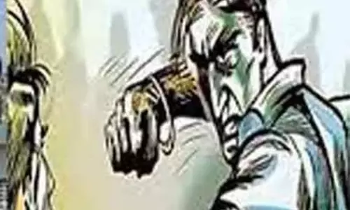 அரசு பள்ளியில் ஆசிரியர்கள் அடிதடி; பட்டதாரி ஆசிரியர் கைது