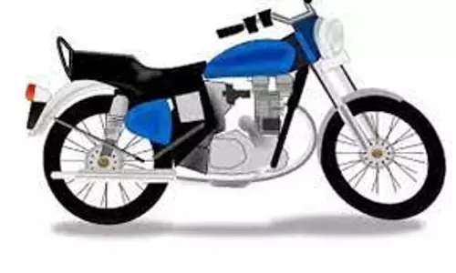 சிறுவர்களிடம் மோட்டார் சைக்கிளை கொடுத்து ஓட்ட வைக்கும் பெற்றோர்