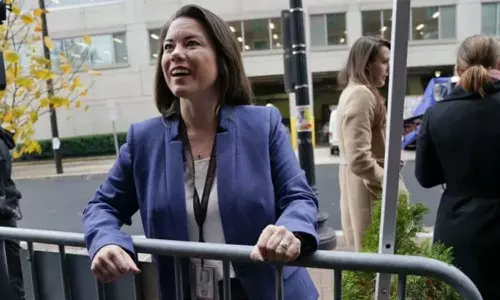 தாக்குதல் நடத்திய இளைஞர் மீது சுடச்சுட காபியை ஊற்றிய அமெரிக்க பெண் எம்.பி.