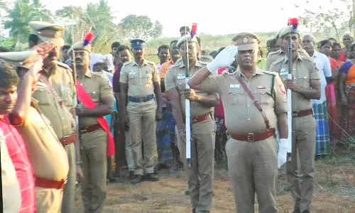 அரூர் அருகே போலீஸ் மரியாதையுடன் உயிரிழந்த காவலர் உடல் அடக்கம்