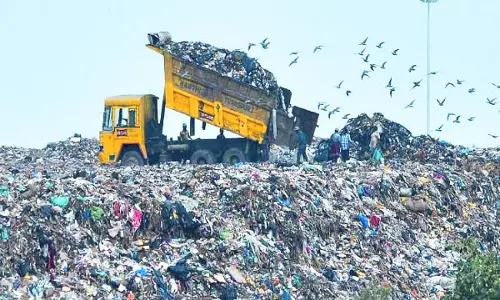 தருமபுரி நகராட்சியில் இருந்து  லாரிகள் மூலம், 16 டன் மக்காத குப்பை அனுப்பி வைப்பு