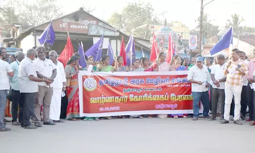 தஞ்சையில், தமிழ்நாடு அரசு ஊழியர் சங்கத்தினர் ஆர்ப்பாட்டம்